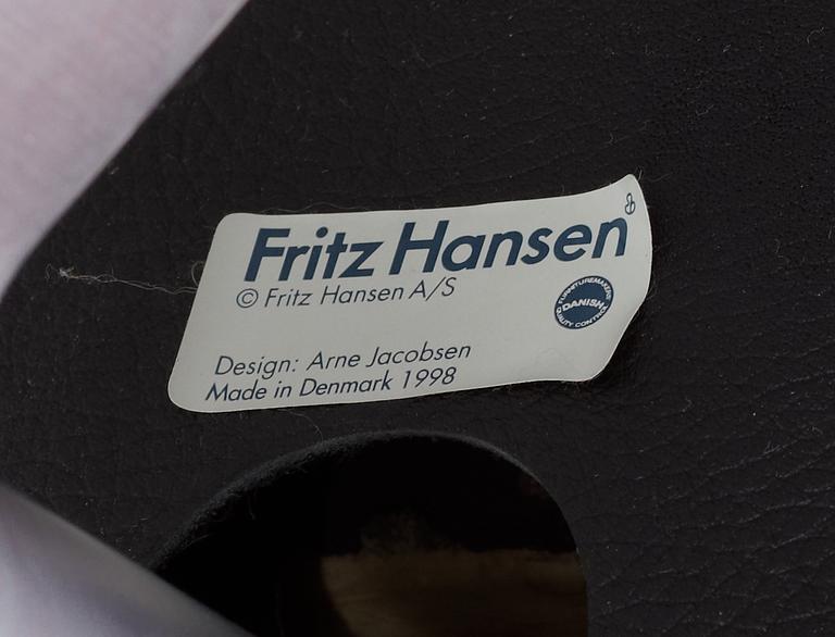 An Arne Jacobsen "Egg-Chair", Fritz Hansen, Denmark 1998, upholstered in red fabric.