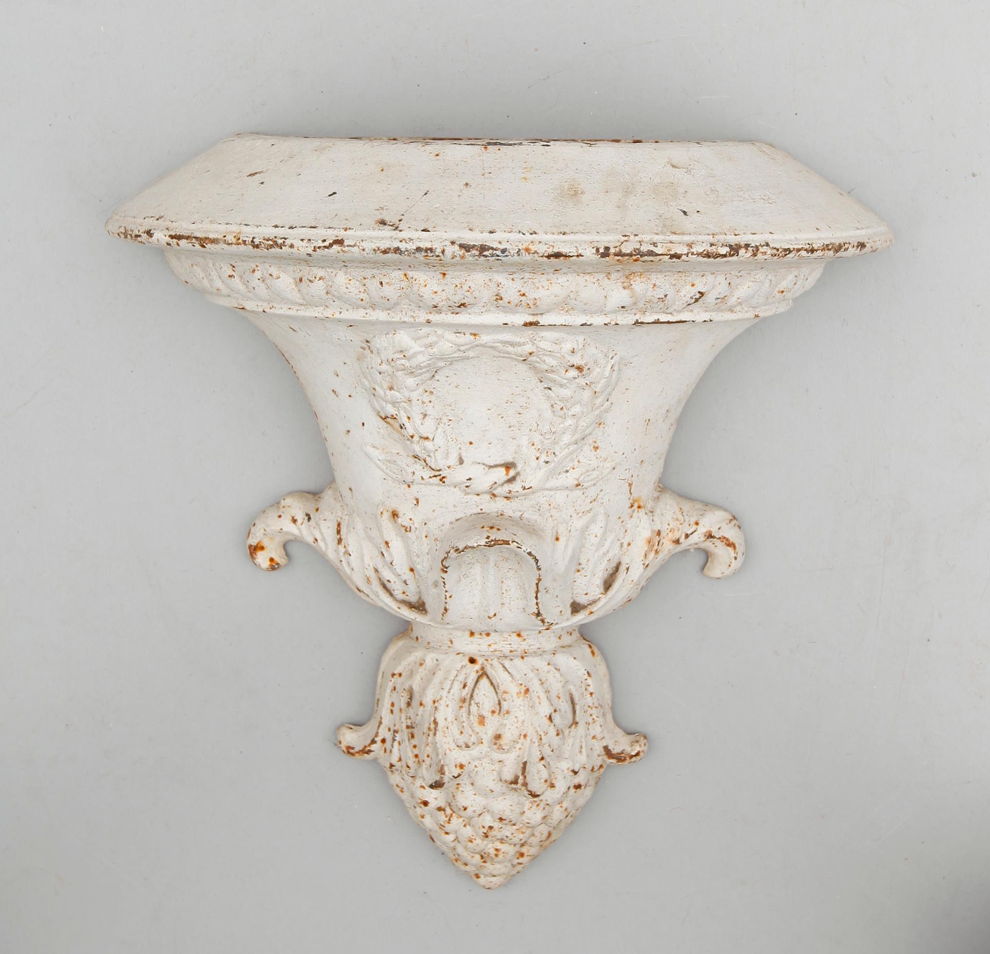 VÄGGVAS, patinerat järn, 1900-tal.