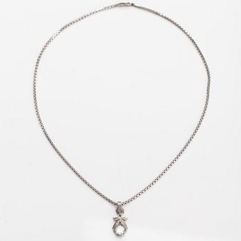 A Tillander, Kaulakoru, 18K valkokultaa, briljanttihiottu timantti n. 1.01 ct. Helsinki 1976.