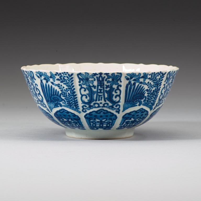 A blue and white lotus bowl, late Qing dynasty (1644-1912) with Jiaqing seal mark.