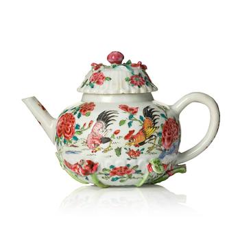 1020. A famille rose tea pot with cover, Qing dynasty, Yongzheng (1723-35).