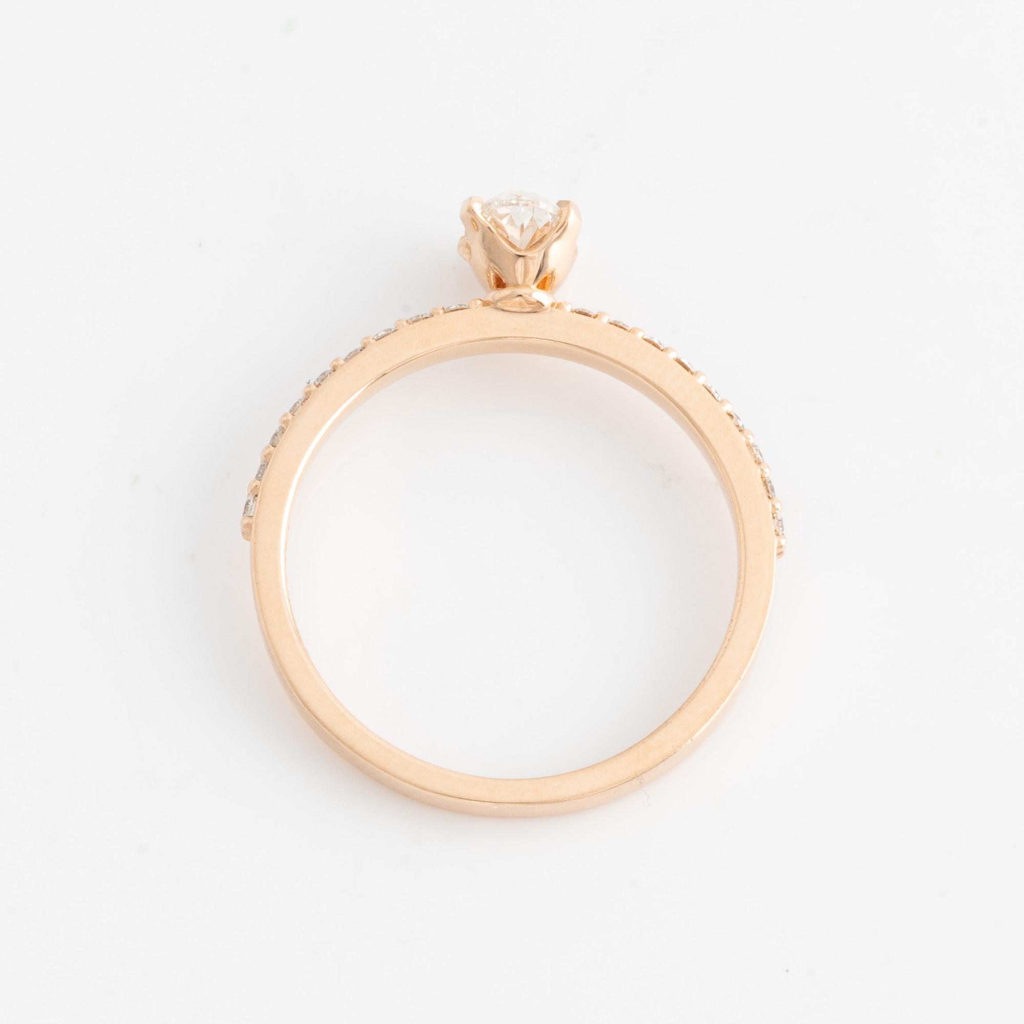 Ring 14K guld med en oval briljantslipad diamant.