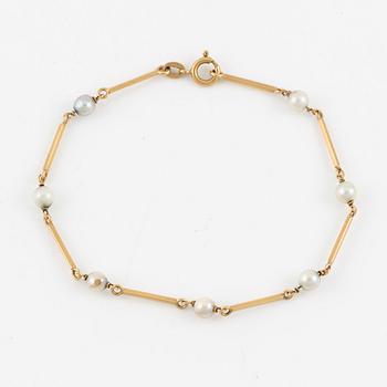 Bracelet 18K gold with cultured pearls.