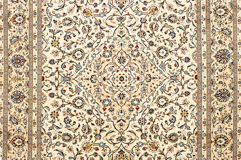 A part silk Kashan carpet, a. 353 x 244 cm.