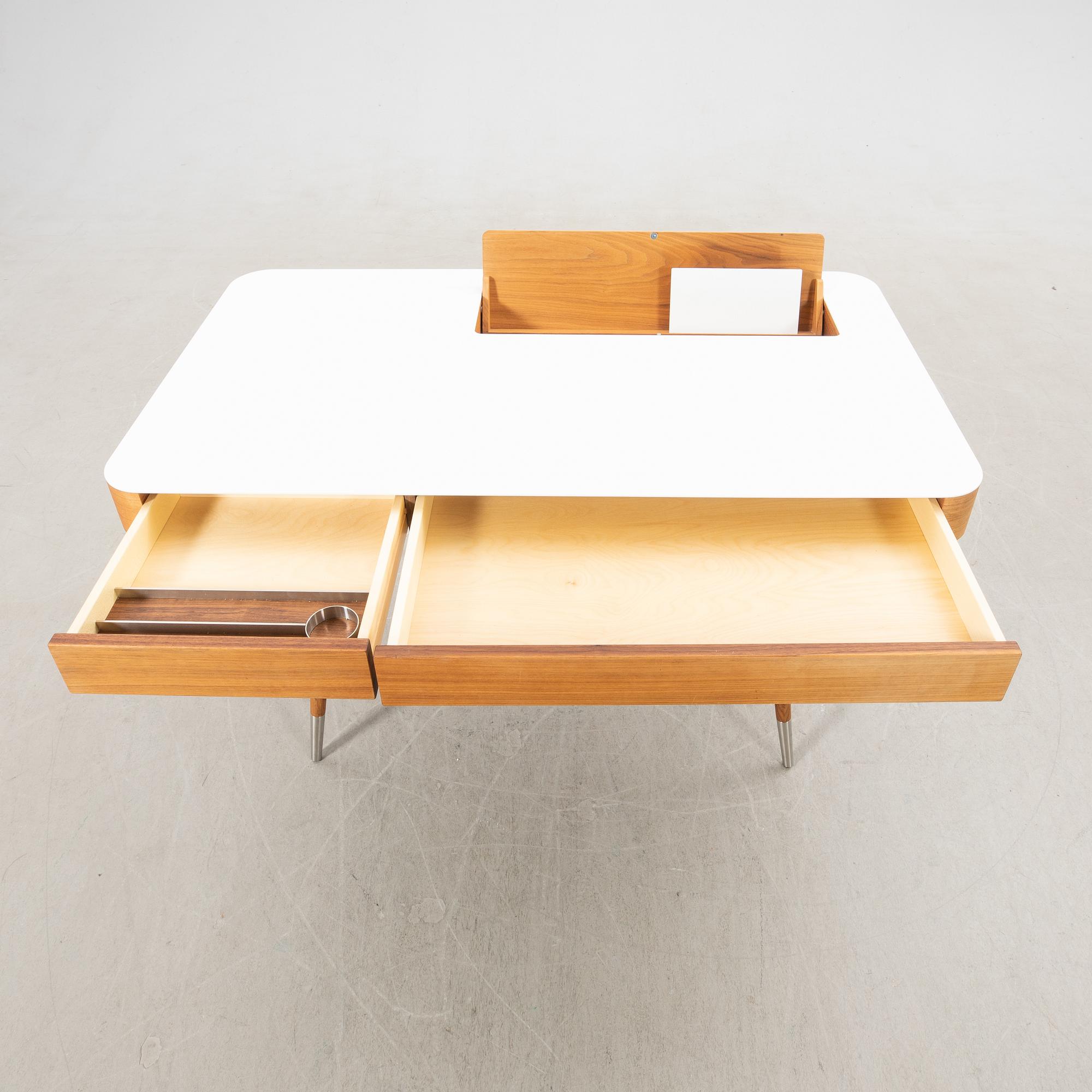 Søren Nissen & Ebbe Gehl, skrivbord AK 1330 för Naver Collection 2000-tal.