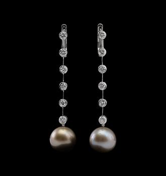 A PAIR OF EARRINGS, brilliant cut diamonds c. 0.89 ct. Tahitian pearls 11.5 mm. 18K white gold. Weight 8,9 g.