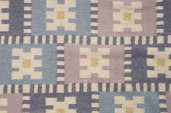 Sigvard Bernadotte, a carpet, "Vitsippa", flat weave, 846 x 395,5 cm, signed SB.