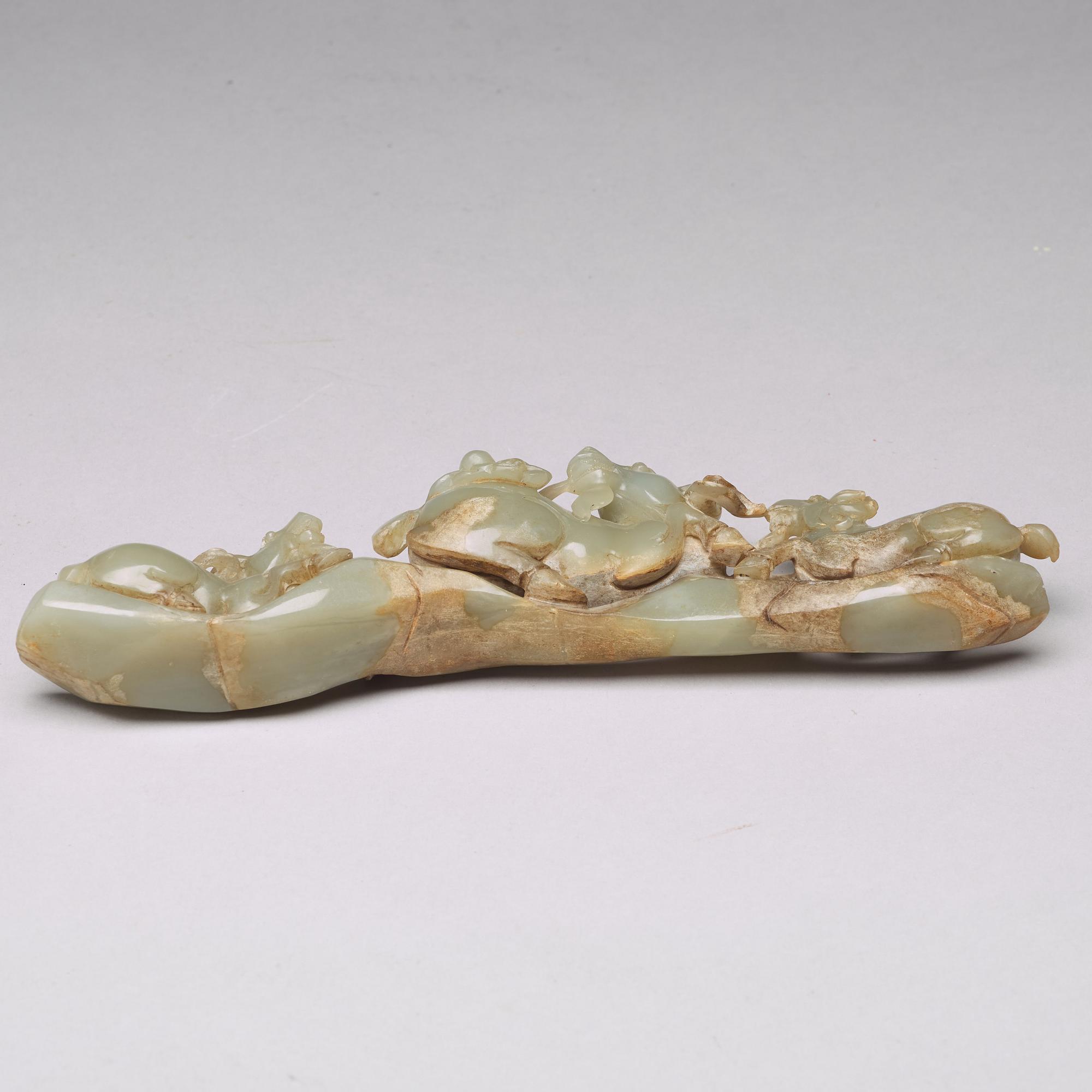SKULPTURGRUPP, nefrit. Kina.