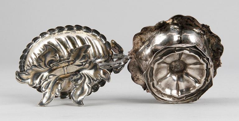 NÅLFAT, 2 st, silver, något otydliga stadsstämplar, båda troligen St Petersburg, 1800-talets mitt/andra hälft. Tot ca 150 gram.