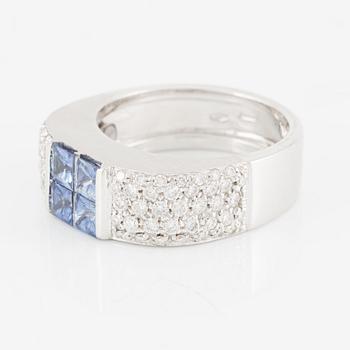 Ring in 18K white gold set with round brilliant-cut diamonds and faceted sapphires.