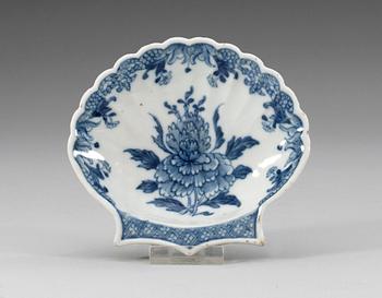 113. SMÖRSNÄCKA, porslin. Qing dynastin. Qianlong (1736-95).