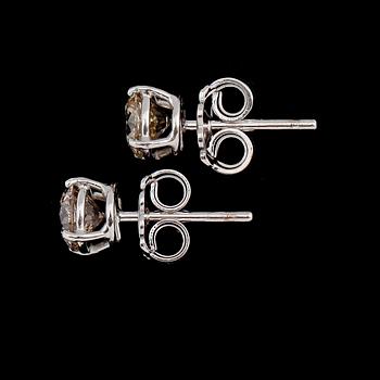 ÖRHÄNGEN, 1 par, 18 k vitguld, solitära briljantslipade diamanter tot ca 1.60 ct.