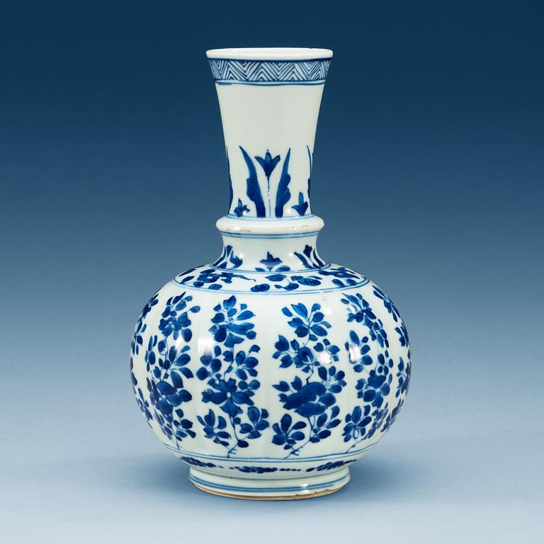 VAS, porslin. Qing dynastin, Kangxi (1662-1722).