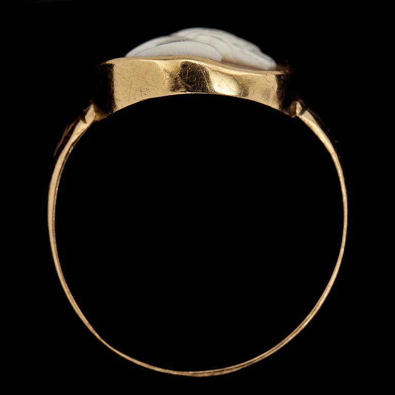 BROSCH, 14k guld samt RING, 8k guld, snäckskalskaméer, 1900-tal, tot vikt 8 g.