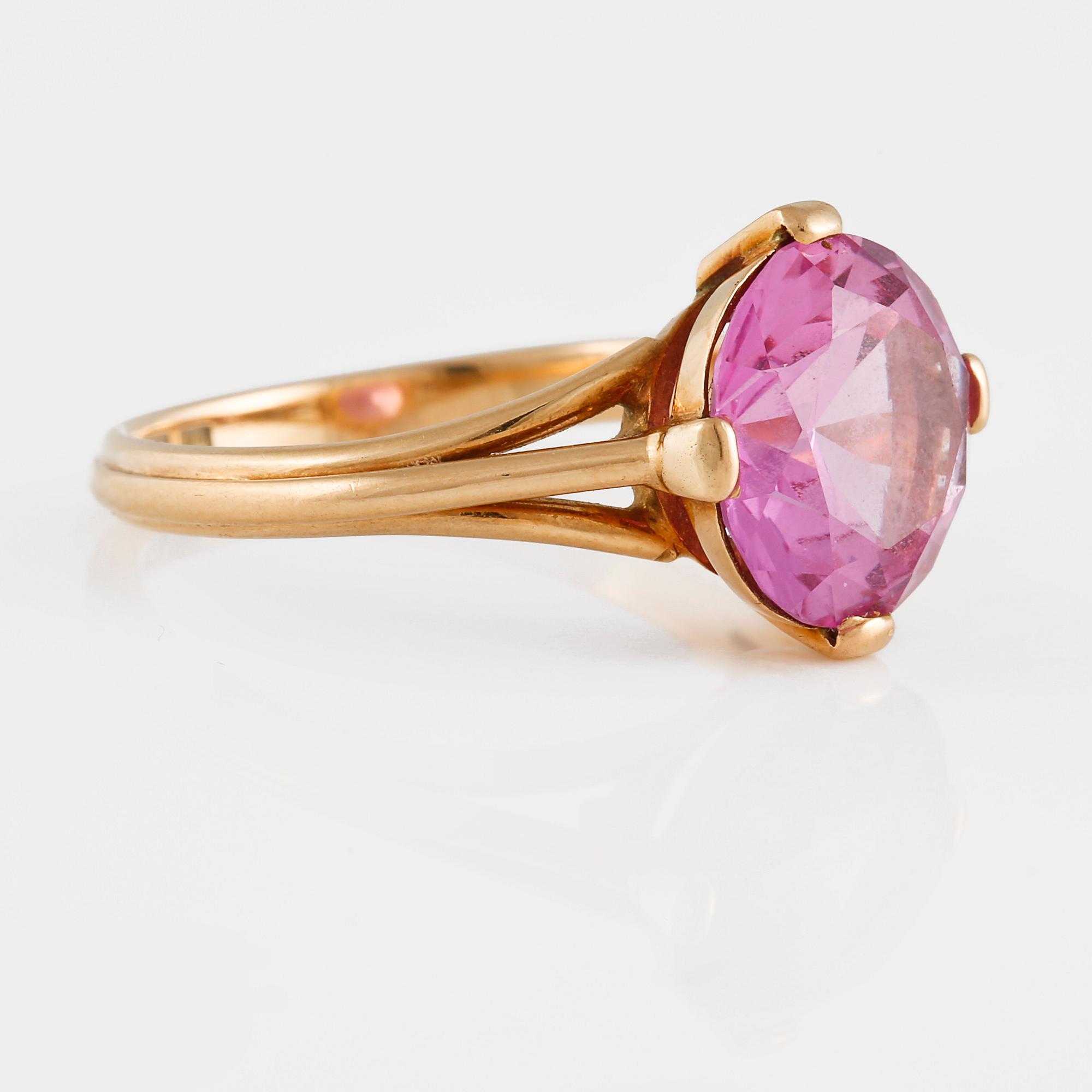 RING, 18K guld med med fasettslipad syntetisk rosa safir, Gunnar Fahlström, Stockholm 1956. Vikt 4,8 gram.