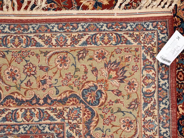 SEMI-ANTIQUE/OLD ESFAHAN. 230 x 156 cm (as well as approximitley 1,5 cm patterned flat weave at each end).