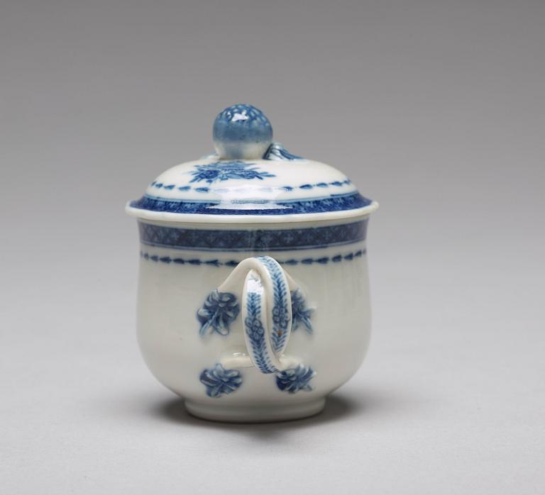 CREMEKOPPAR med LOCK, nio stycken, med BRICKA, kompaniporslin. Qingdynastin, Jiaqing (1796-1820).