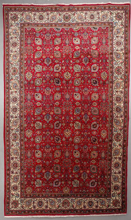 A carpet, Tabriz, ca 521 x 310 cm.