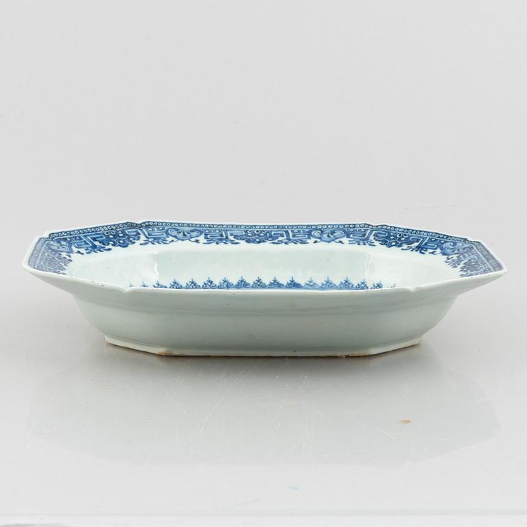 A Chinese blue and white export porcelain tureen stand, Qing dynasty, Qianlong (1736-95).