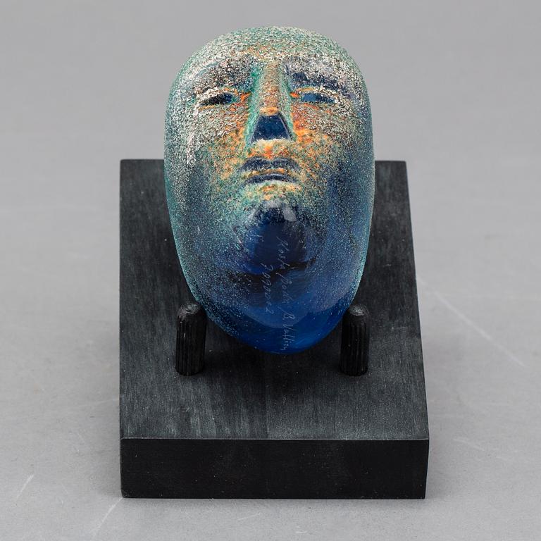 BERTIL VALLIEN, konstglas. "Huvud" signerad samt nr 7090002. Samt BOK "HUVUDBOK BERTIL VALLIEN".