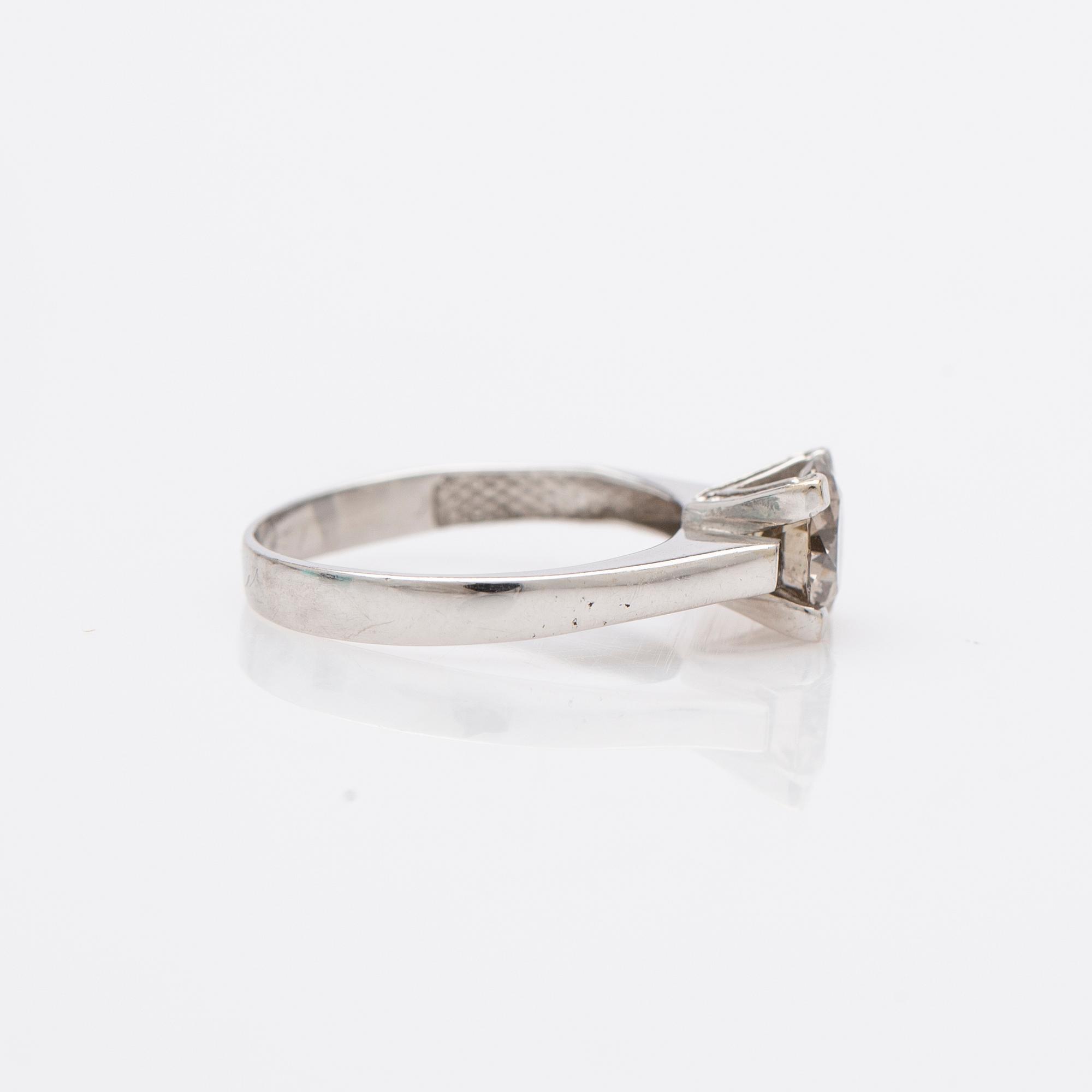 Ring, 18K vitguld med briljantslipad diamant.