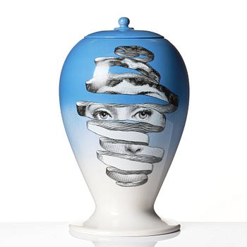 Piero Fornasetti, urna med lock ”Melafiscio”, Bitossi Ceramiche, Italien, ed 88/399, ca 2010.