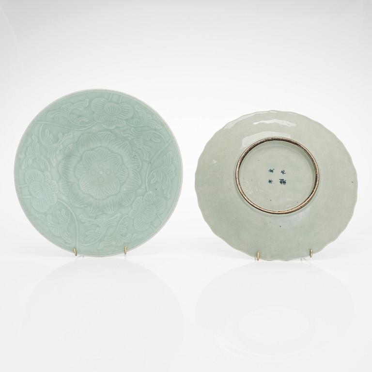 Plates, 2 pcs, bowls, 2 pcs, and a hexagonal bowl in Famille Rose, China, 19th- and 20th century.