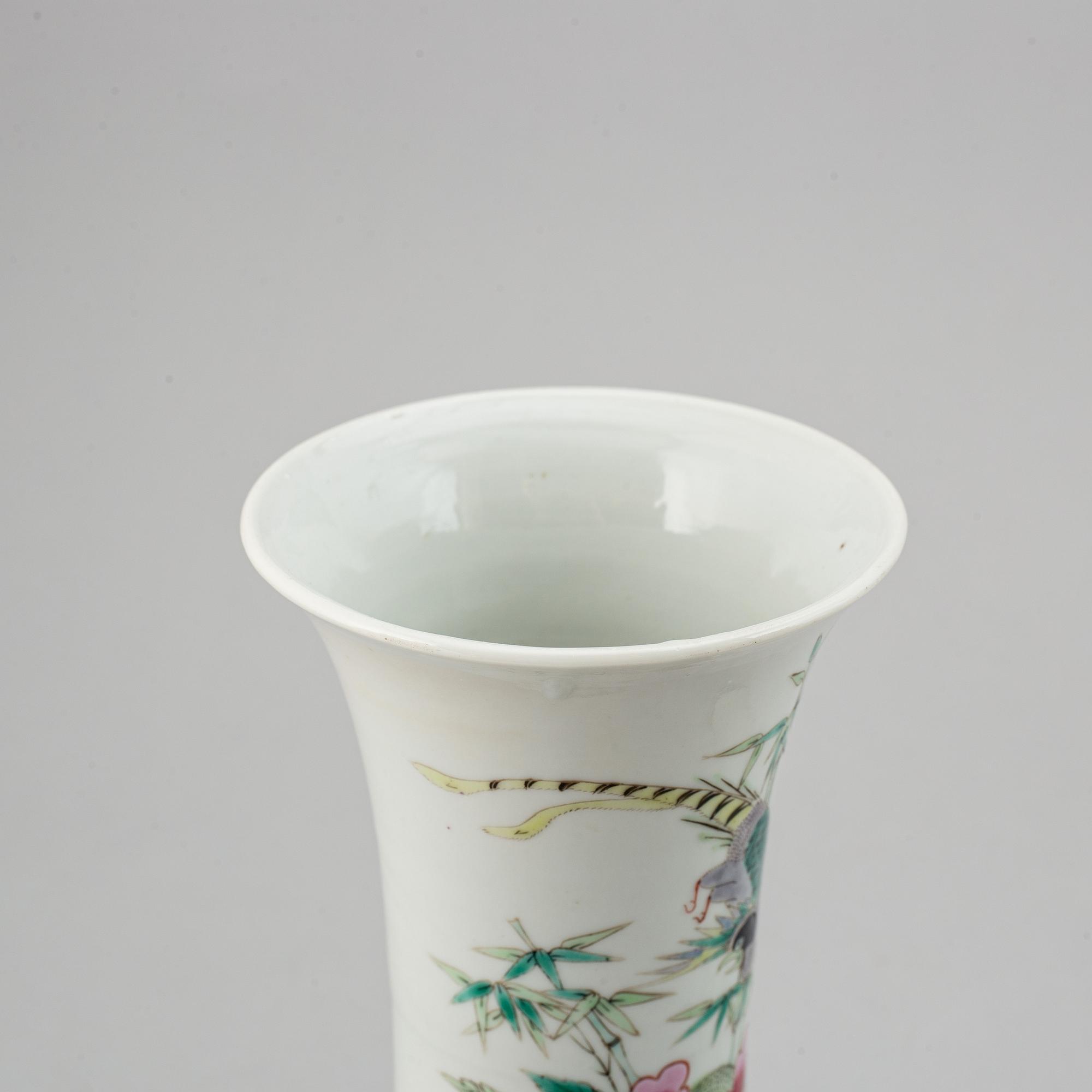 A pair of famille rose vases, Qing dynasty, 19th Century.