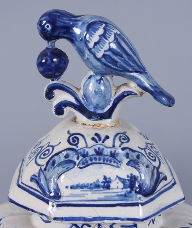 VASER, ett par samt LOCKURNOR, 3 st, fajans, Holland, 1800/1900-tal.