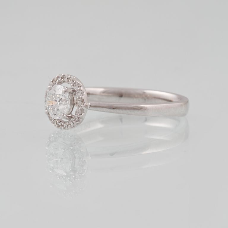 RING, 18K vitguld med briljantslipad diamant ca 0.52 ct. Vikt 3,1 gram.