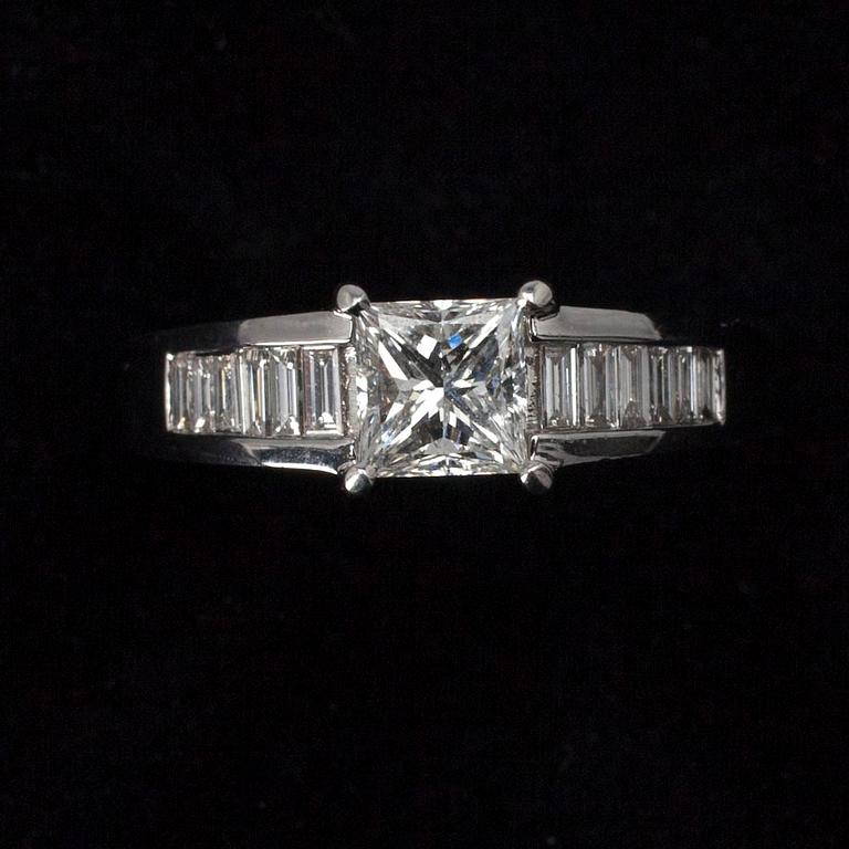RING, 18K vitguld med princesslipad diamant samt 12 st. baguetteslipade diamanter.