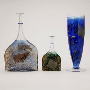 FLASKOR samt VAS, 3 delar, glas, Bertil Vallien, Kosta Boda.