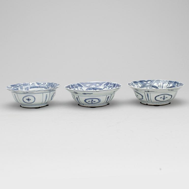 BÄRTALLRIKAR, 3 st. Porslin. Ming dynastin, Wanli (1572-1620).