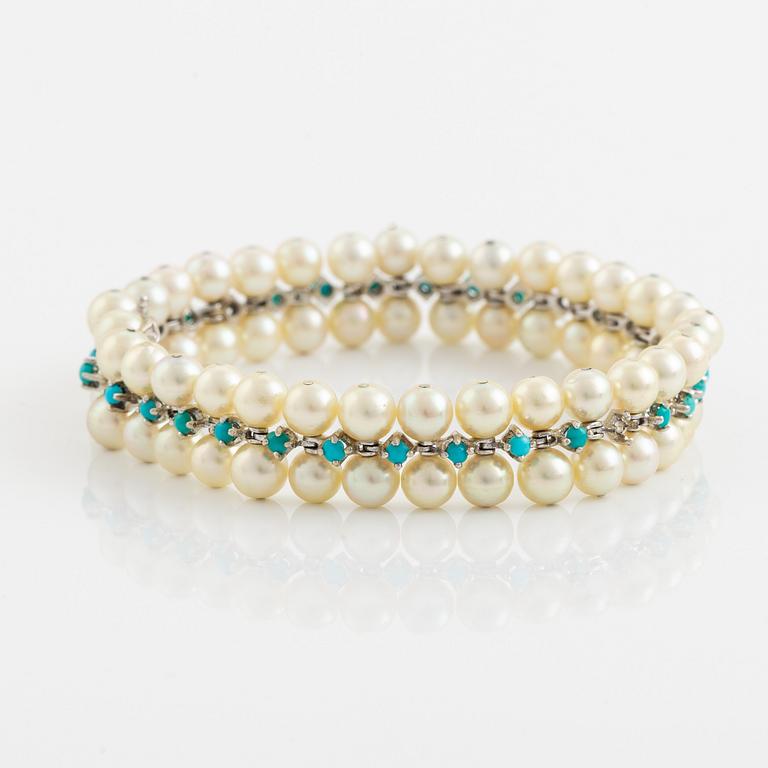 An 18K gold and cultured pearl bracelet.