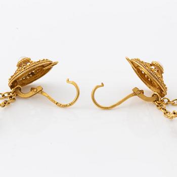 A pair of earrings in 18K gold set with pearls.