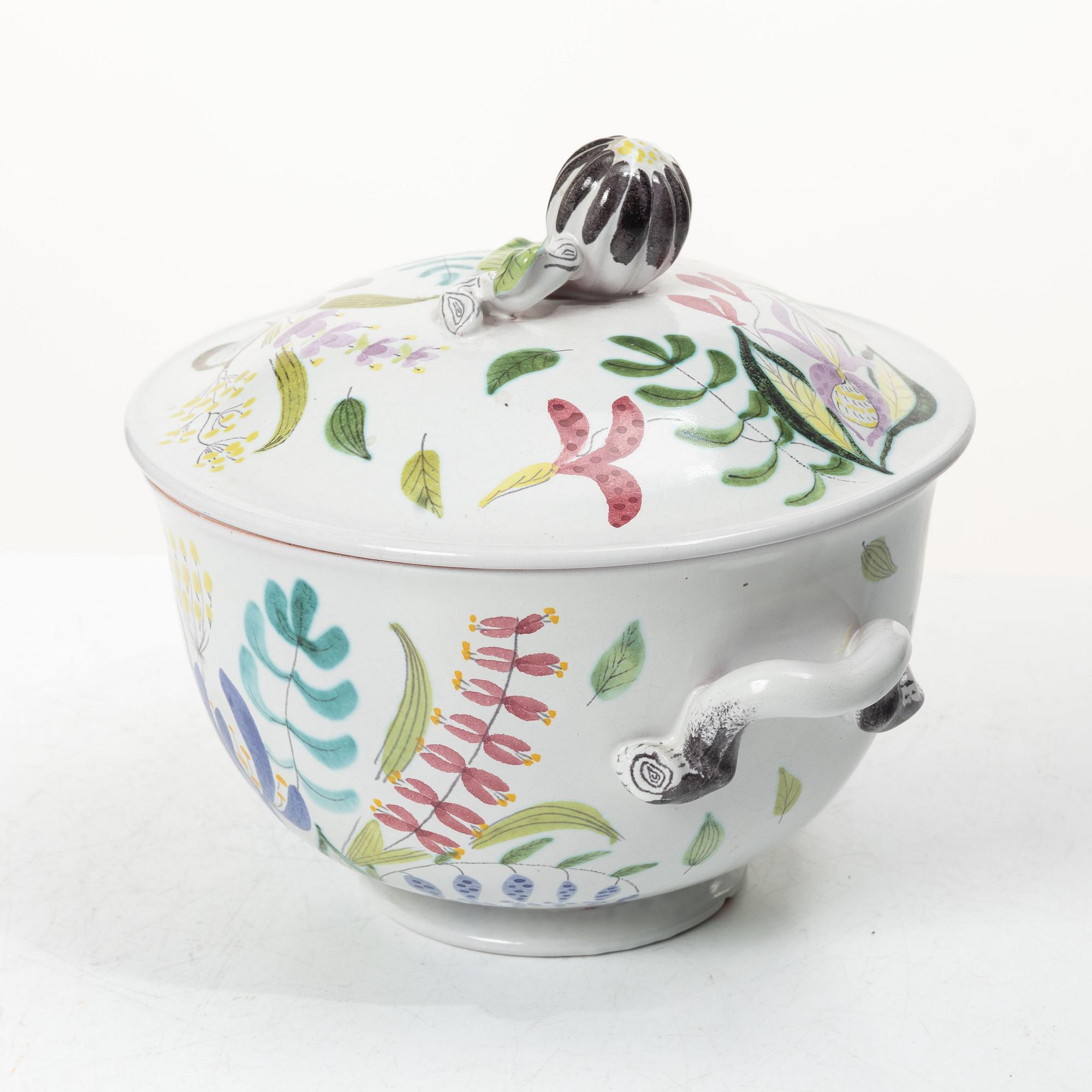 Stig Lindberg, A faience tureen with lid and handles, Gustavsberg Studio.