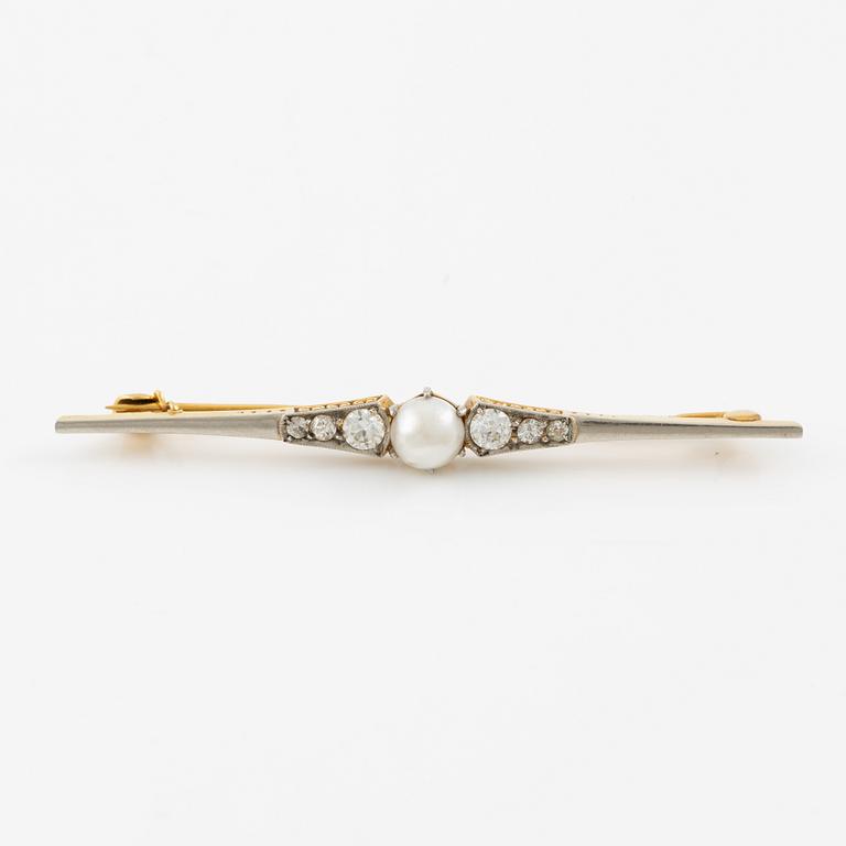 Brooch 18K gold with a pearl and old-cut diamonds.