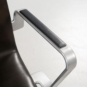 A desk chair, model Oxford, designed by Arne Jacobsen for Fritz Hansen, 2005.