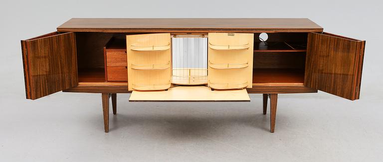 SIDEBOARD, Beautility, England, 1900-talets andra hälft.