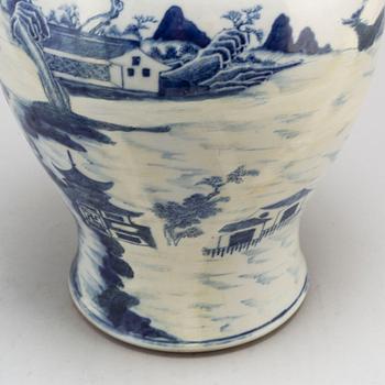 A blue and white export vase with cover, Qing dynasty, Qianlong (1736-95).