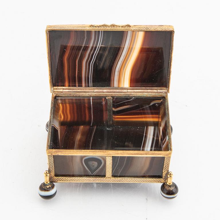 An early 20th century agate box.
