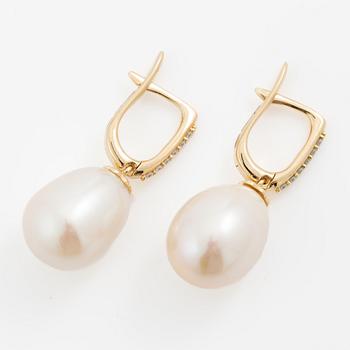 Earrings in 18K gold with cultured freshwater pearls and brilliant-cut diamonds.