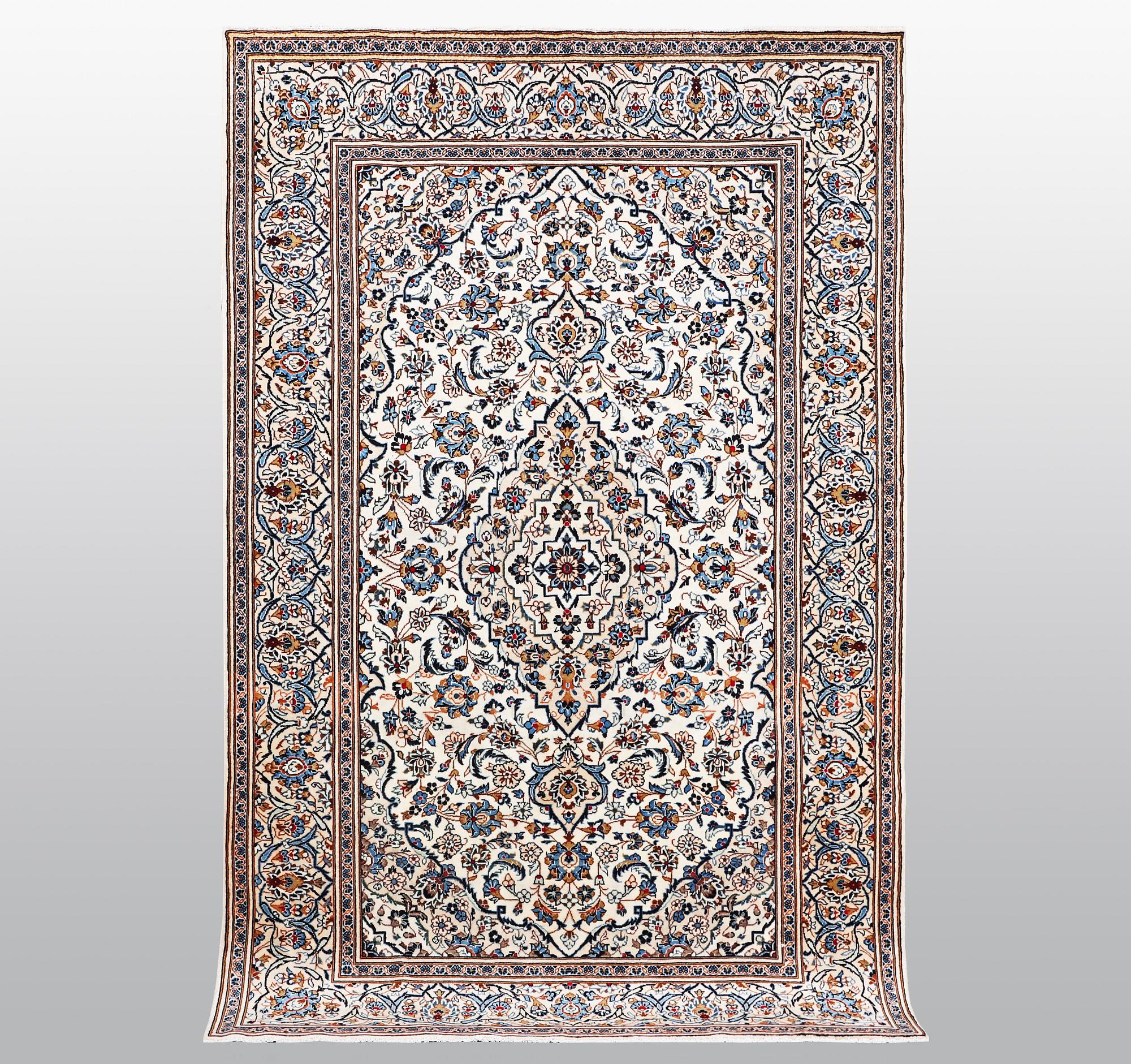 A carpet, Kashan, ca 296 x 192 cm.