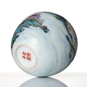 A Chinese enamelled vase, first part of the 20th century.