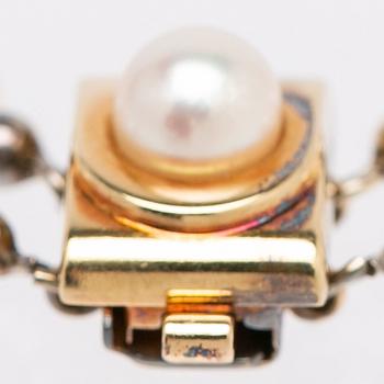 Necklace, freshwater pearls with a clasp in 18K gold.