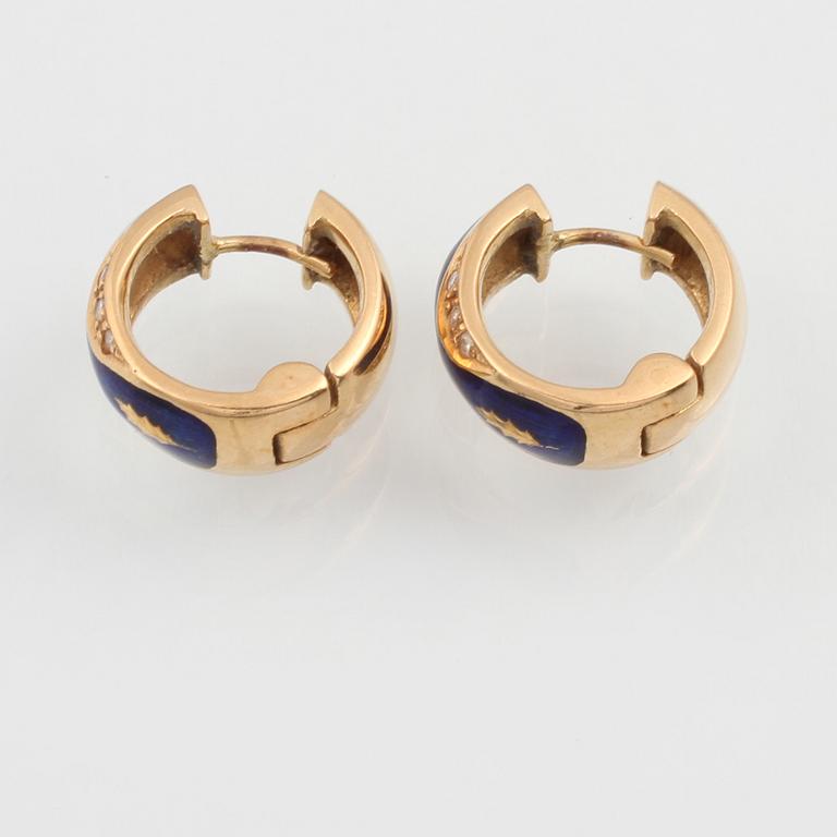 ÖRHÄNGEN, 18K guld med 6 briljantslipade diamanter 0.12 ct och blå emalj, Fabergé, modell F1360 nr 261/300. Vikt 9,5 g.