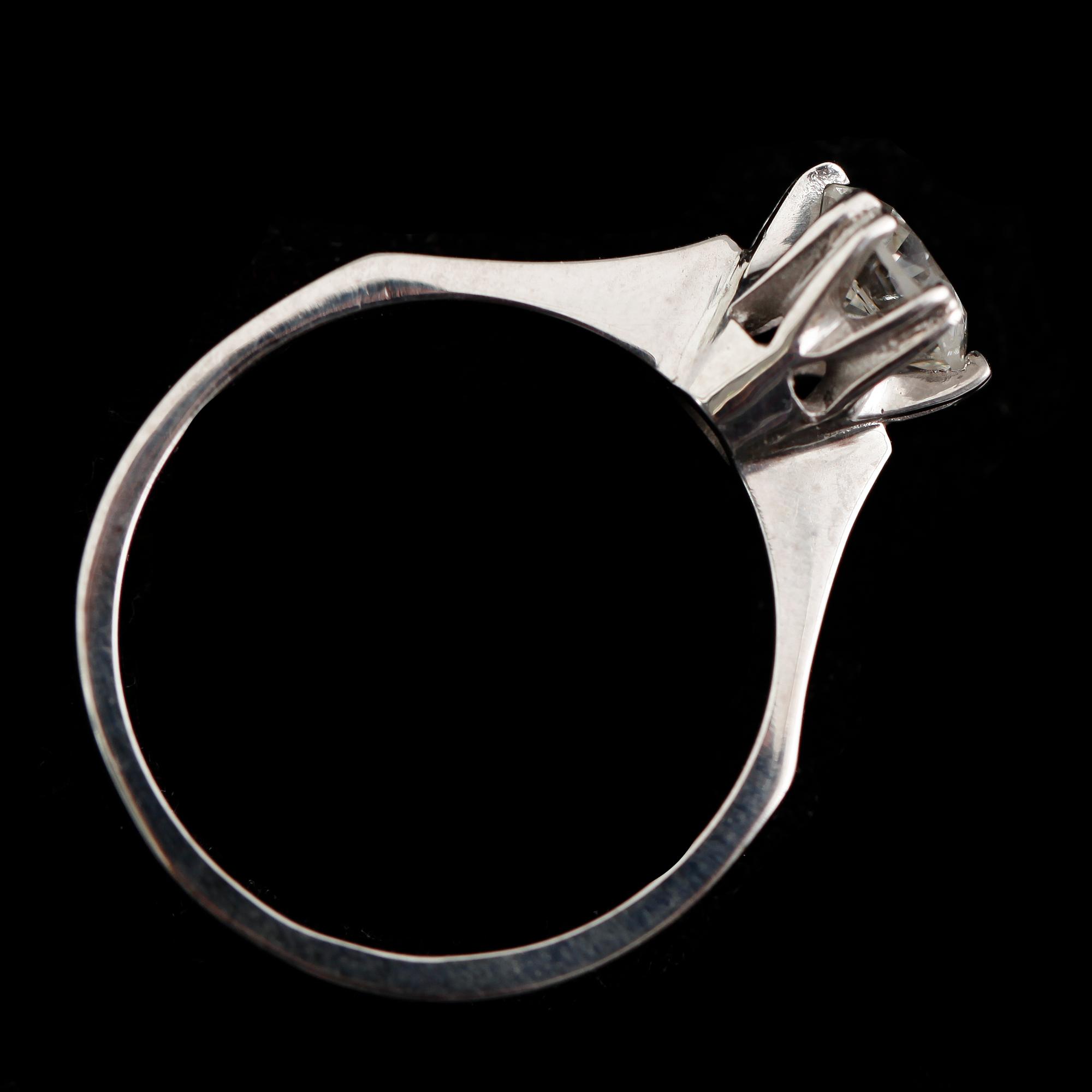 RING, 18 k vitguld, solitär briljantslipad diamant 1.02 ct.