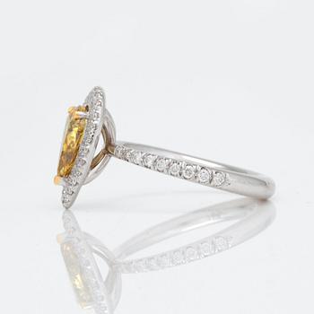 RING droppformad diamant med fancy deep yellow 1.21ct diamant 0.50ct pavé. GIA cert.