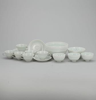 KAHVIASTIASTON OSIA, 11 osaa, riisiposliinia, Friedl Holtz Kjellberg, Arabia. 1900-luvun loppupuoli.