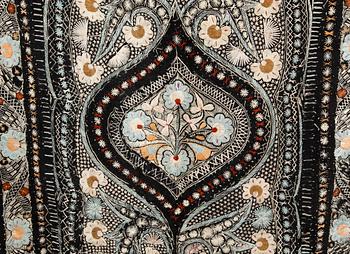 DRAPERI, ull samt silke, Östeuropa, tidigt 1900-tal. Ca 265x121.